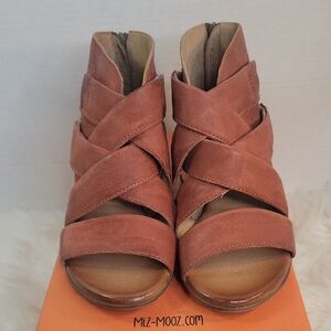 Miz Mooz Leather Wide Width Heeled Chasen Rust Sandal Size 6 NWT‎